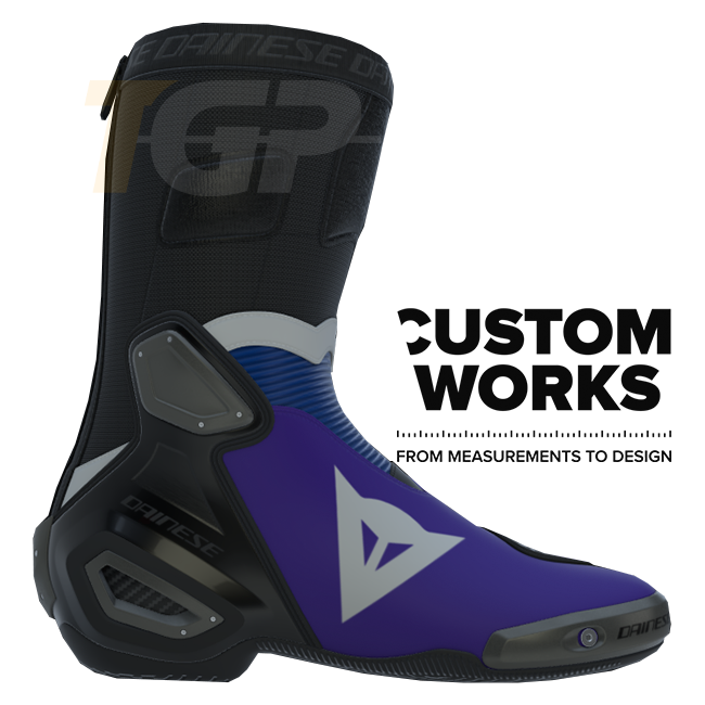 Botas de motociclismo de carreras y calle Dainese Axial 2 Air Racing Prima Pramac Yamaha MotoGP Replica | Hombre | Lila / Azul Yamaha / Blanco | Custom Works 