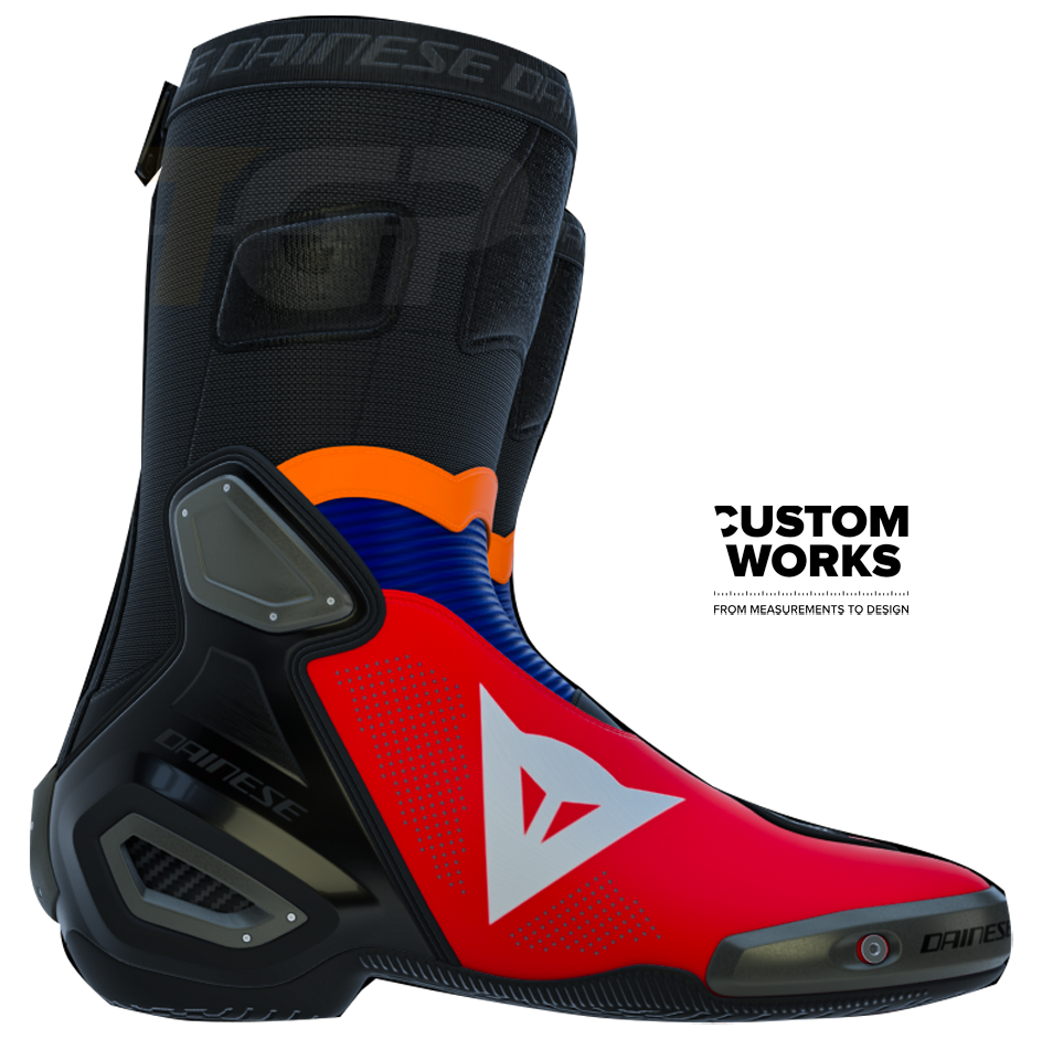 Botas de motocicleta de carreras y carretera Dainese Axial 2 Air Racing y Luca Marini Replica 2026 | Hombre | Rojo Lava / Azul Eléctrico / Naranja Flúor / Blanco | Custom Works 