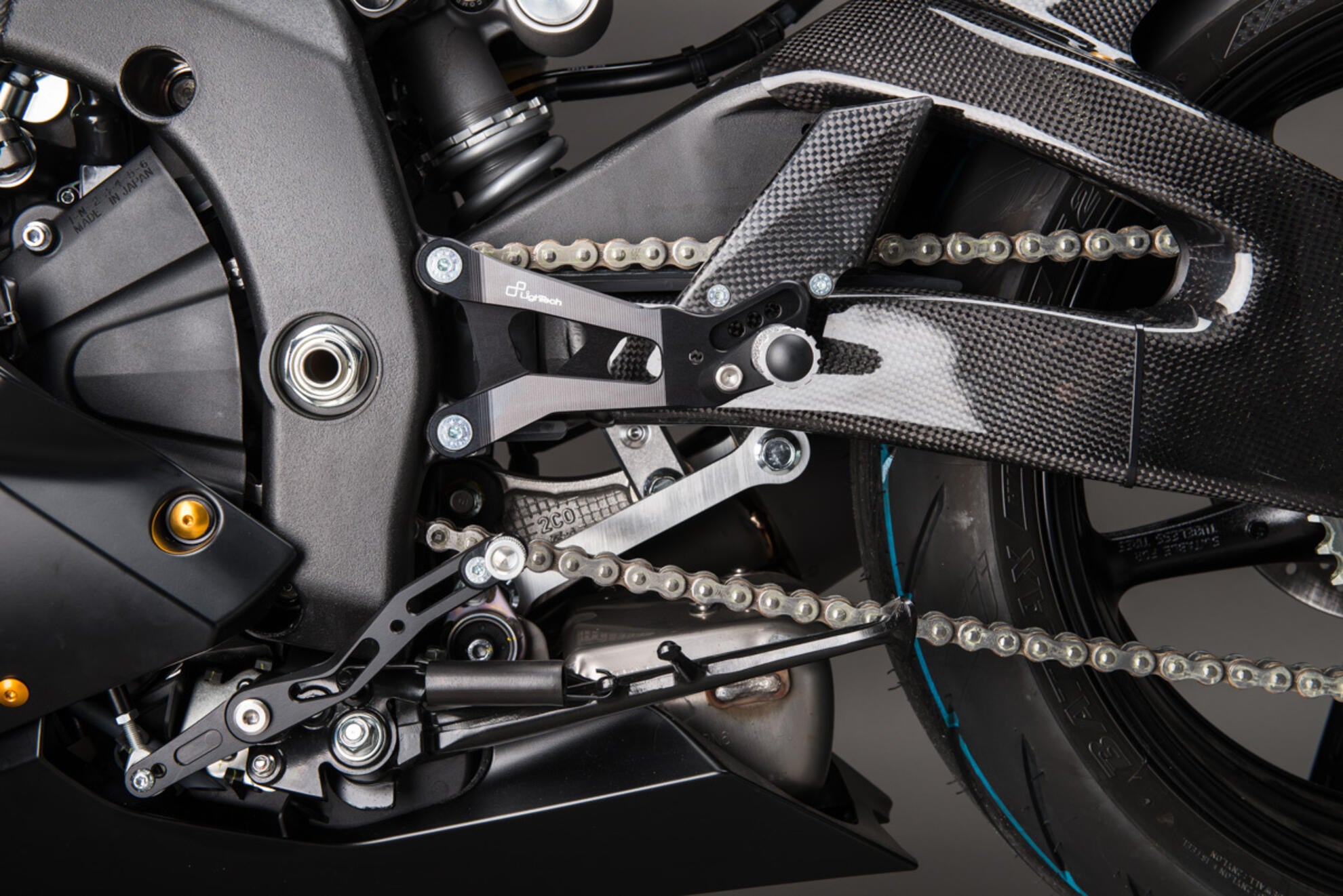Cubierta de basculante de carbono LighTech Yamaha YZF-R6 RJ27 (17-26) CARY9961 