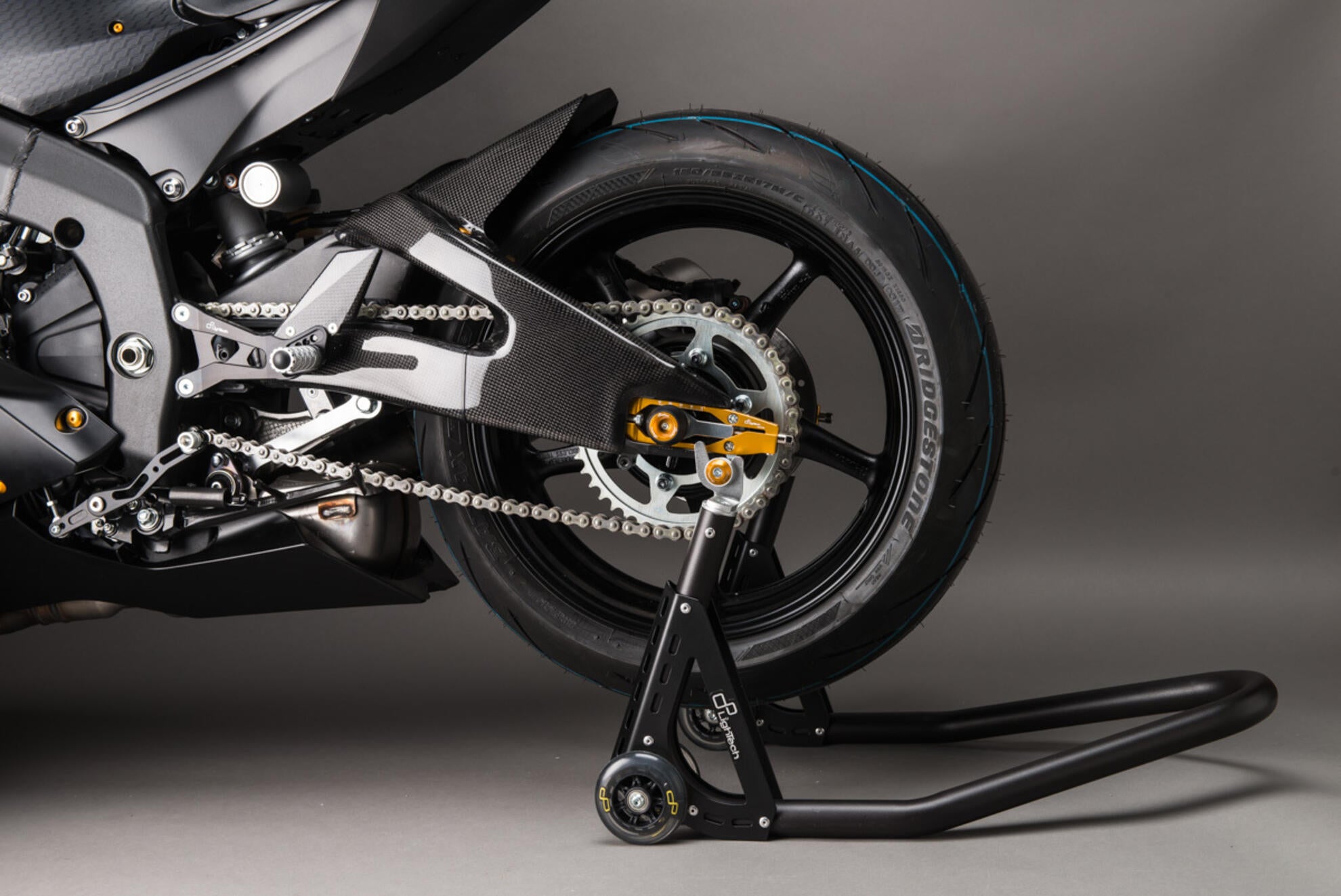 Cubierta de basculante de carbono LighTech Yamaha YZF-R6 RJ27 (17-25) CARY9961 