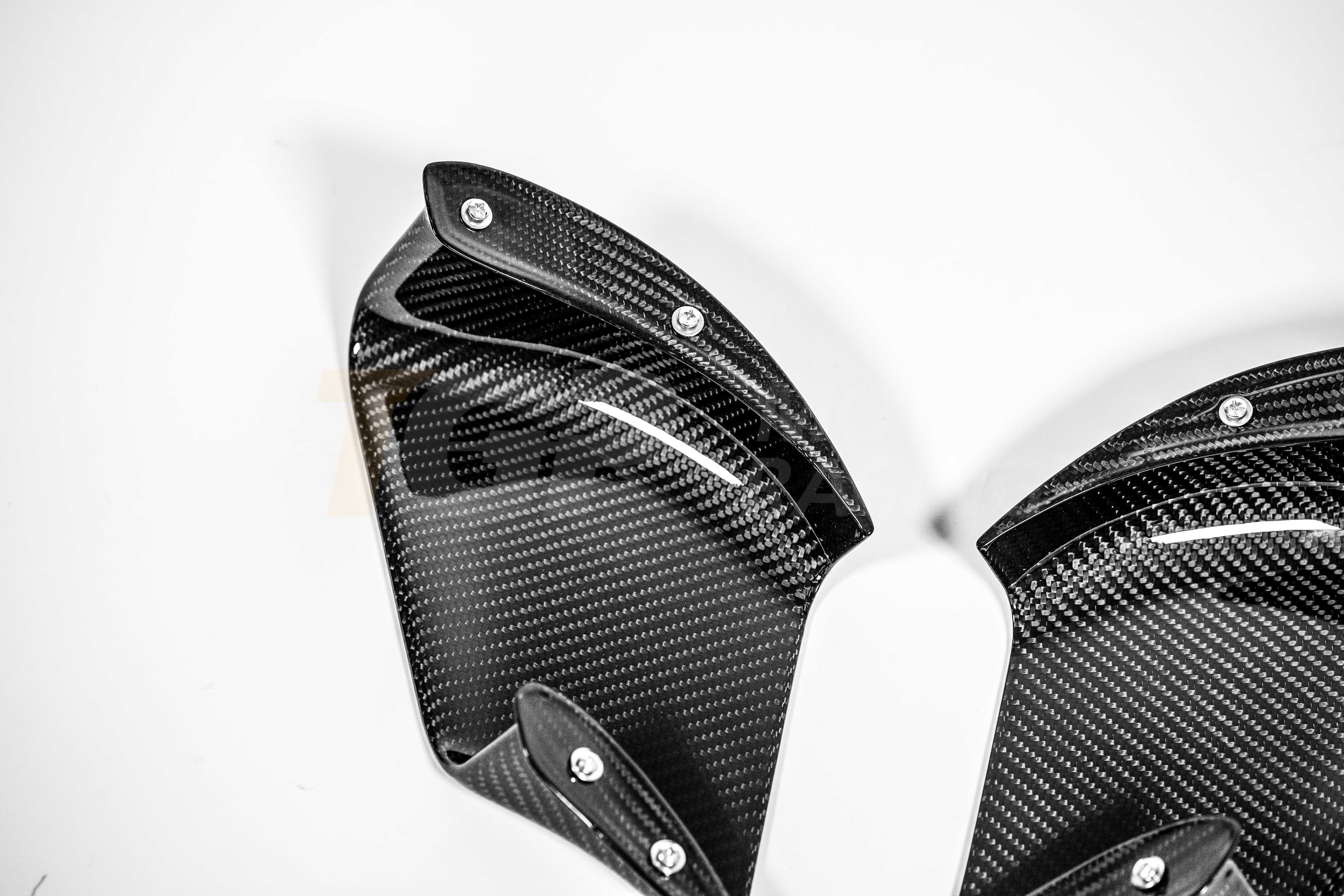 Juego de carenados laterales de esquina con set de 200 g de carbono AP de la línea Carbon Ducati Panigale V4/S/R (25-26) 