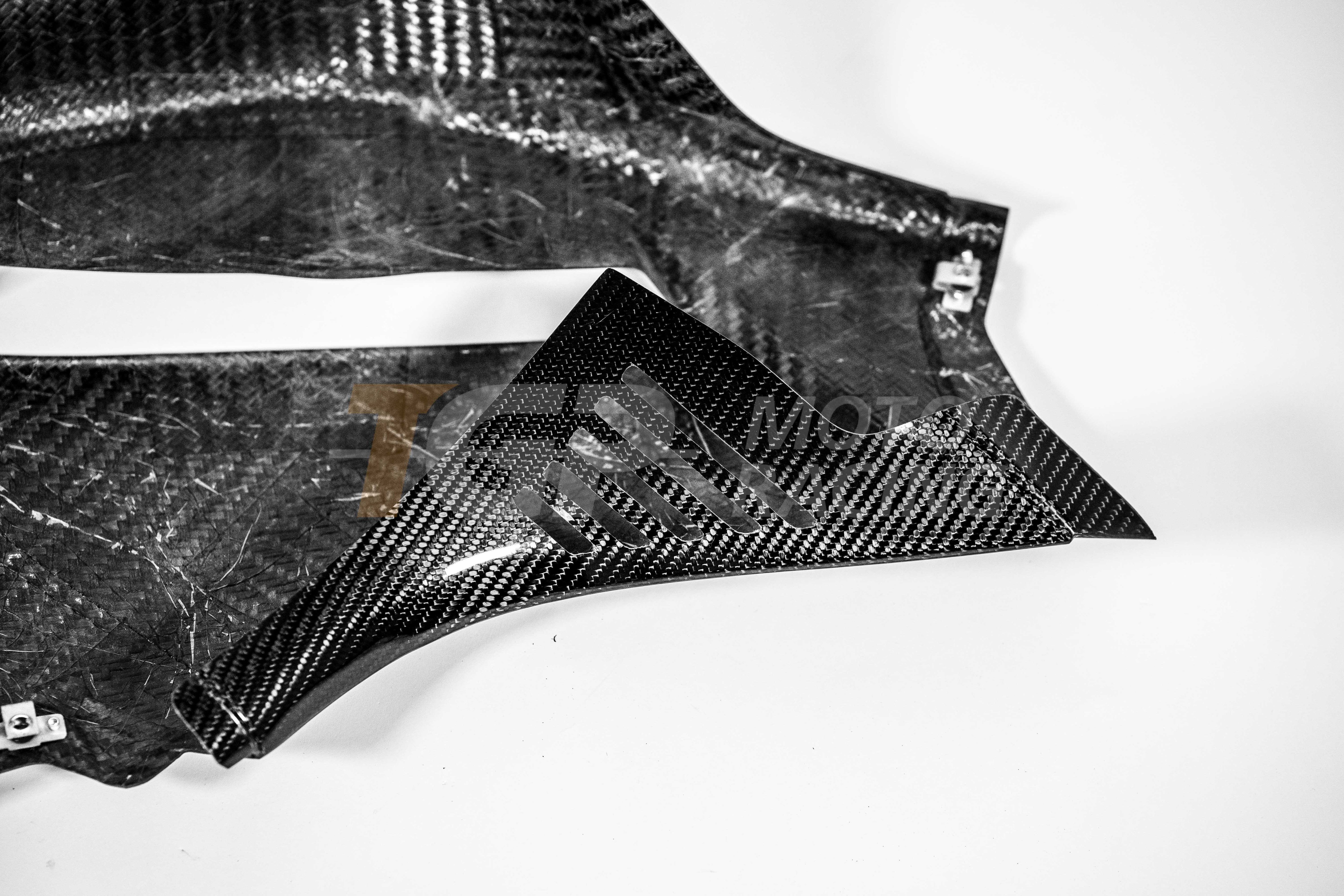 Panel lateral izquierdo de carbono AP Carbon Line de 200 g para Ducati Panigale V4 R (2026) 