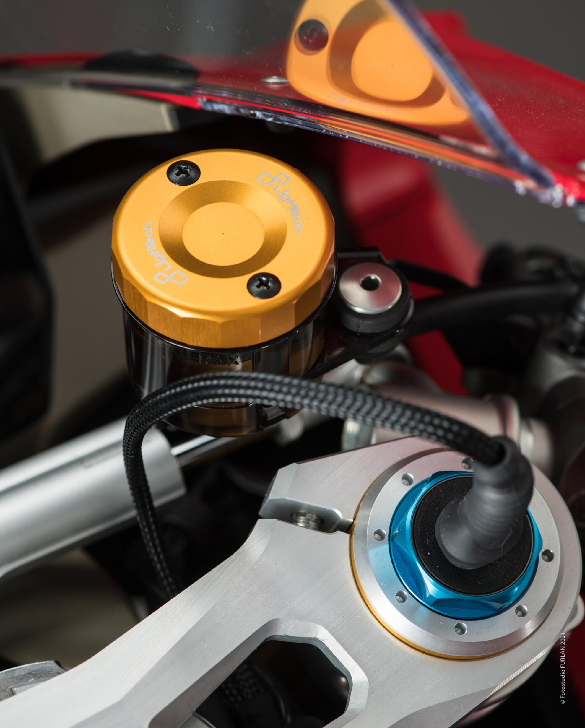 Tapa del depósito de expansión delantero LighTech Ducati Panigale 1299/S (15-18) FBC04 