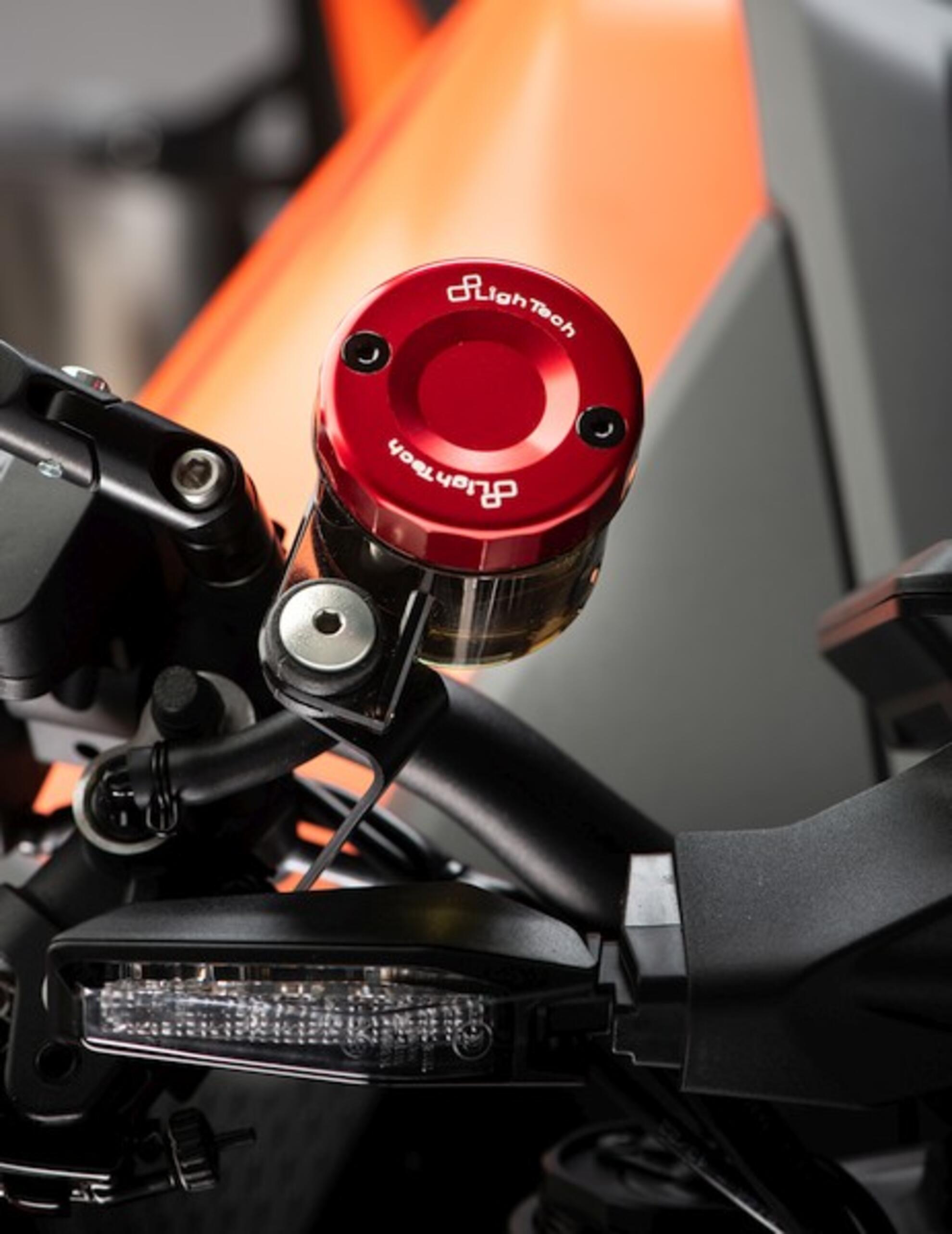 Tapa del depósito de expansión delantero LighTech Ducati Panigale 1299/S (15-18) FBC04 