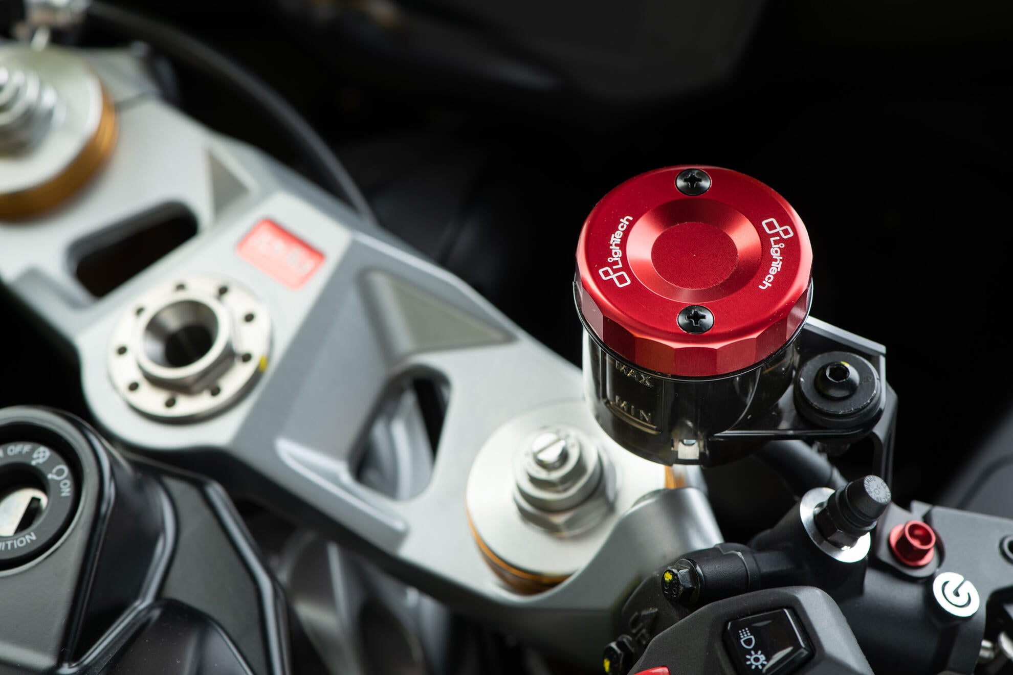 Tapa del depósito de expansión delantero LighTech Ducati Panigale 1299/S (15-18) FBC04 