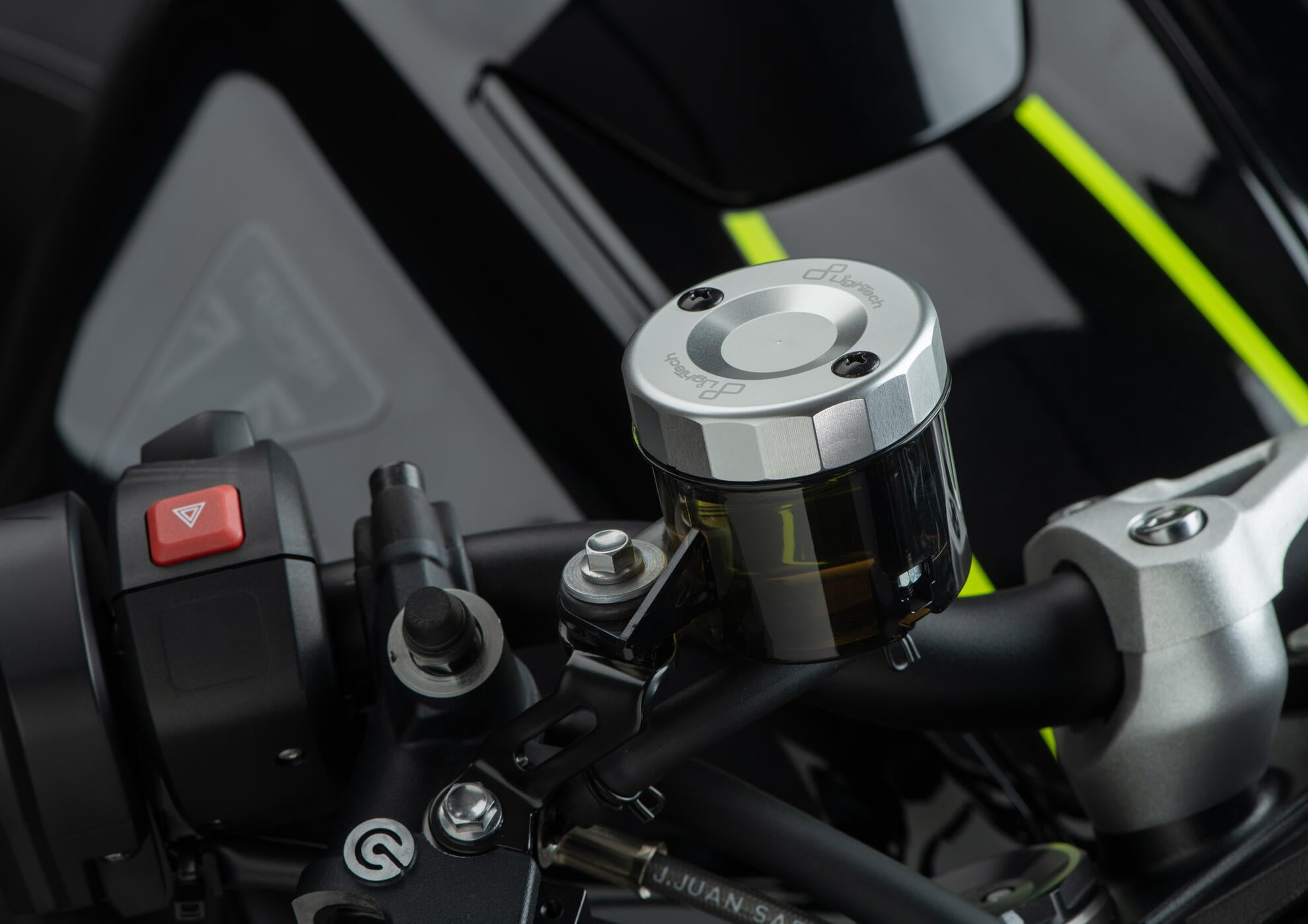 Tapa del depósito de expansión delantero LighTech Ducati Panigale 1299/S (15-18) FBC04 